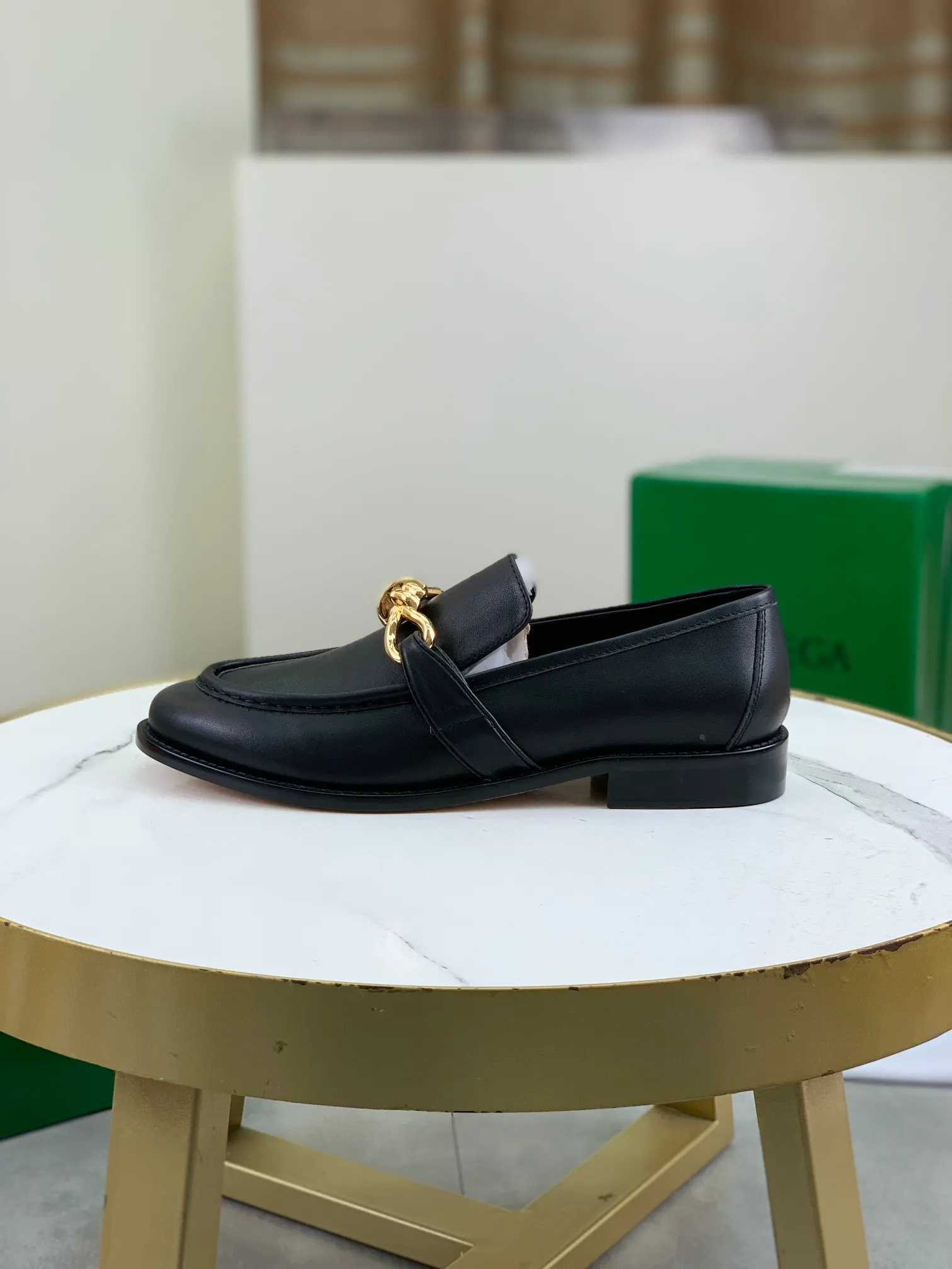 Men's shoes 💰P820 [New model] (genuine leather outsole) water-dyed cow lining 💰High-quality business couple leather shoes 💎💎💎 BOTTEGA VENETA official website synchronizes the latest top version of BV in the market, accept material comparison, shoe type comparison, process comparison, practical and textured, versatile and suitable for any occasion, the more you look at it, the more flavorful it becomes. Purely hand-knitted craftsmanship - Upper material, calfskin imported from Italy 🇮🇹 - High-quality water-dyed cowhide lining - Original private model customized leather outsole -Size: Female 35-39 (40 ordered) Male 39-44 (38 45 can be customized) Color: Multiple colors available